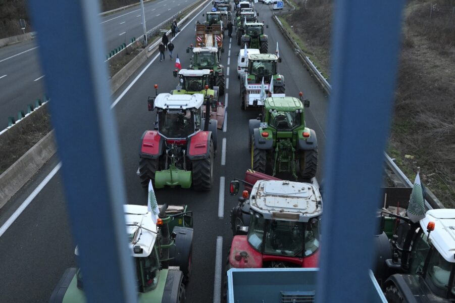 Traktorer på en motorväg i Roissy-en-France, norr om Paris, i måndags.