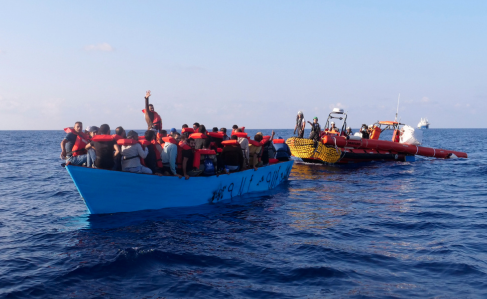 Migranter räddas på Medelhavet av Läkare utan gränser.