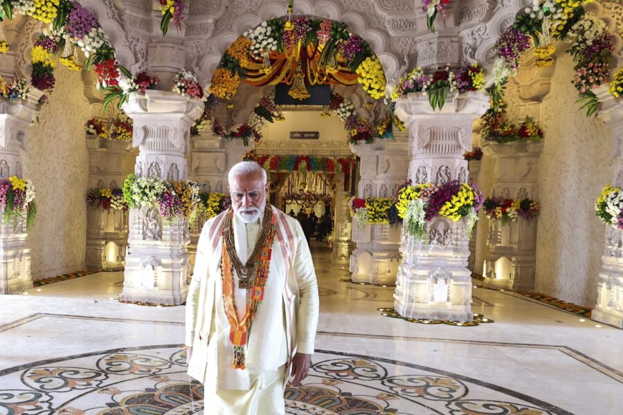 Indiens premiärminister Narendra Modi invigde på måndagen ett hinduistiskt tempel i staden Ayodhya.