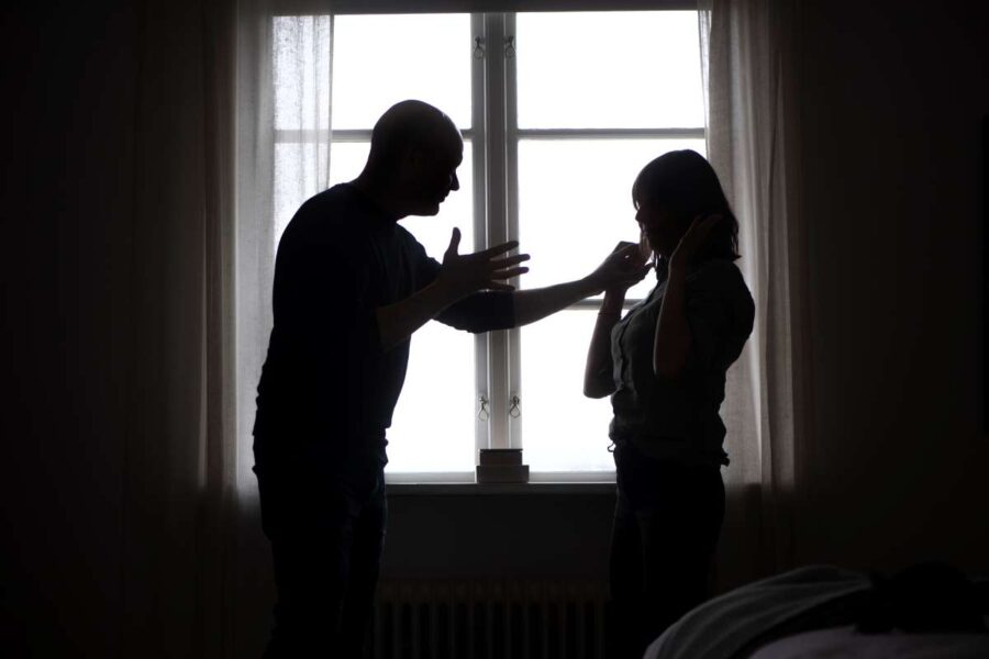 Misshandel mot vuxna kvinnor ökade med fem procent och oftast var förövaren bekant med offret.