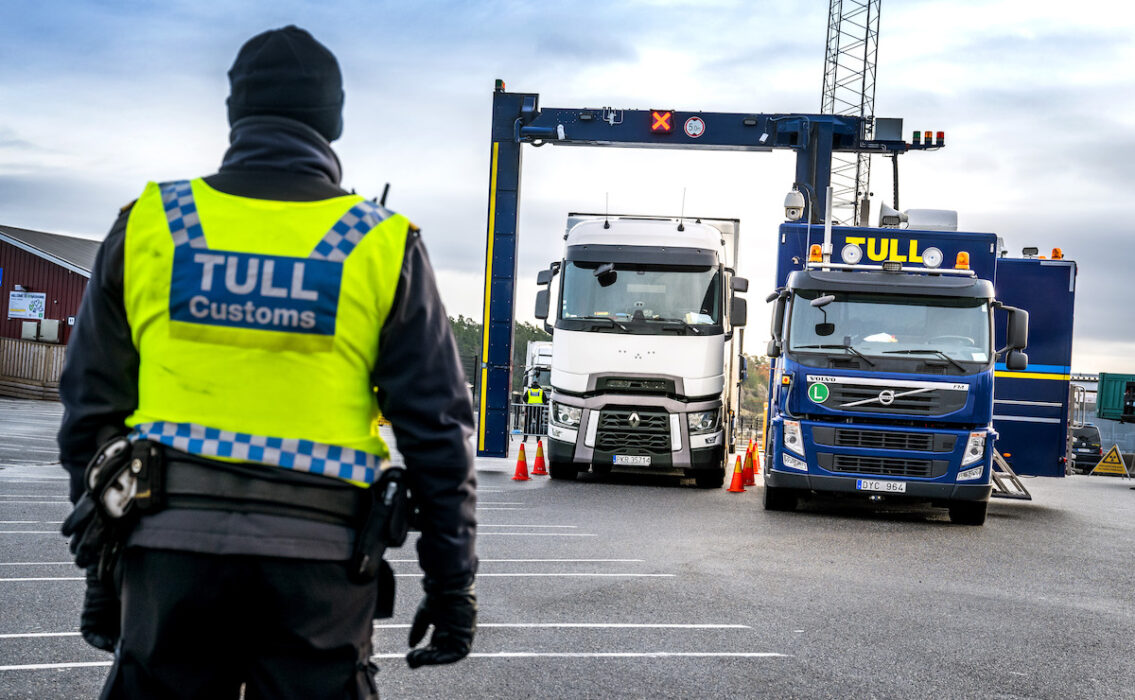 Nu kommer Tullverkets uniformerade persona att kunna bära tjänstepistol vid vissa farliga situationer, meddelade Tullverket under måndagen.