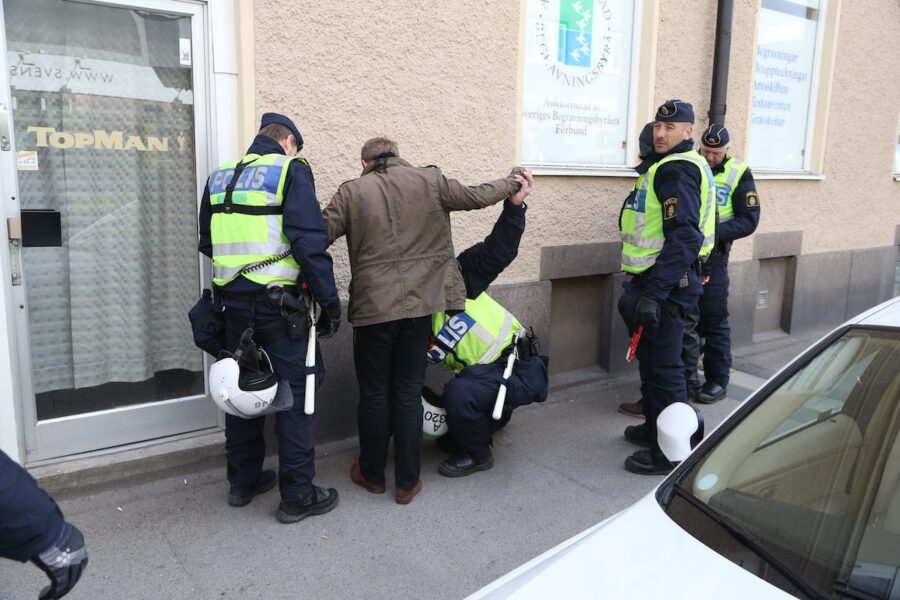 Polis visiterar en person inför demonstrationen av högerextrema Svenskarnas Parti i Jönköping.