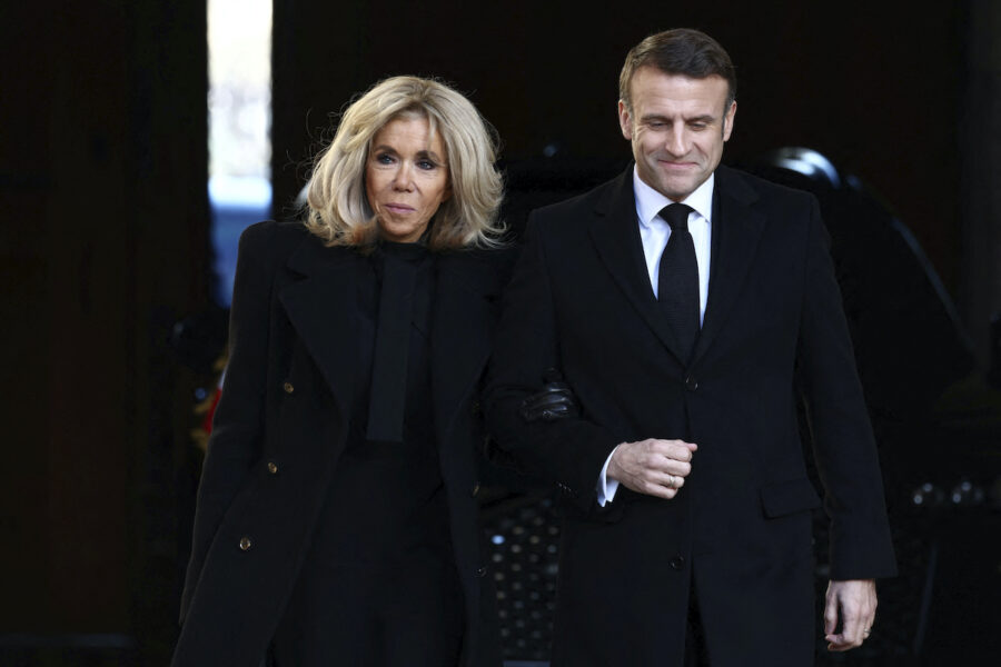 Frankrikes president Emmanuel Macron och hans fru Brigitte Macron är inbjudna av kungen till Sverige.