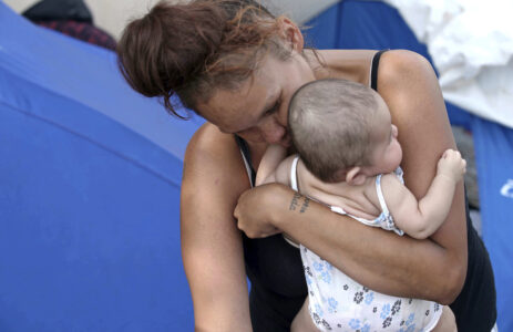 Kvinna kramar sin bebis.