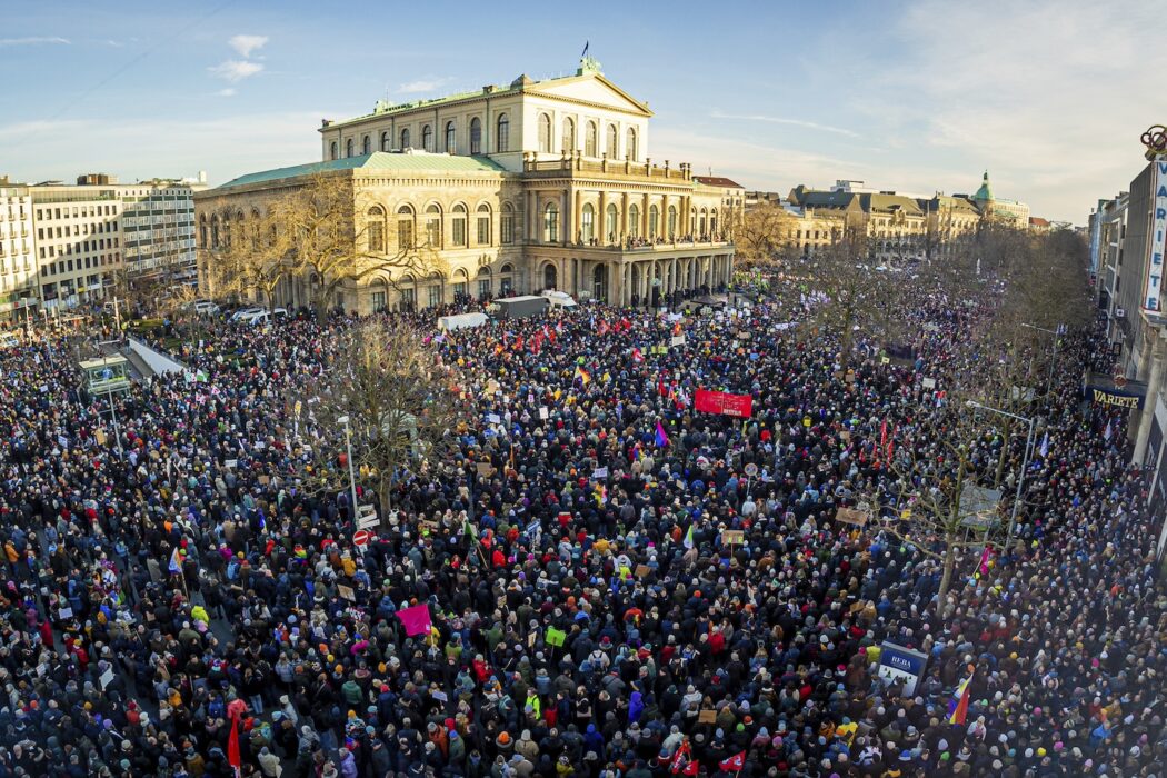 Ett hav av demonstranter i Hannover.