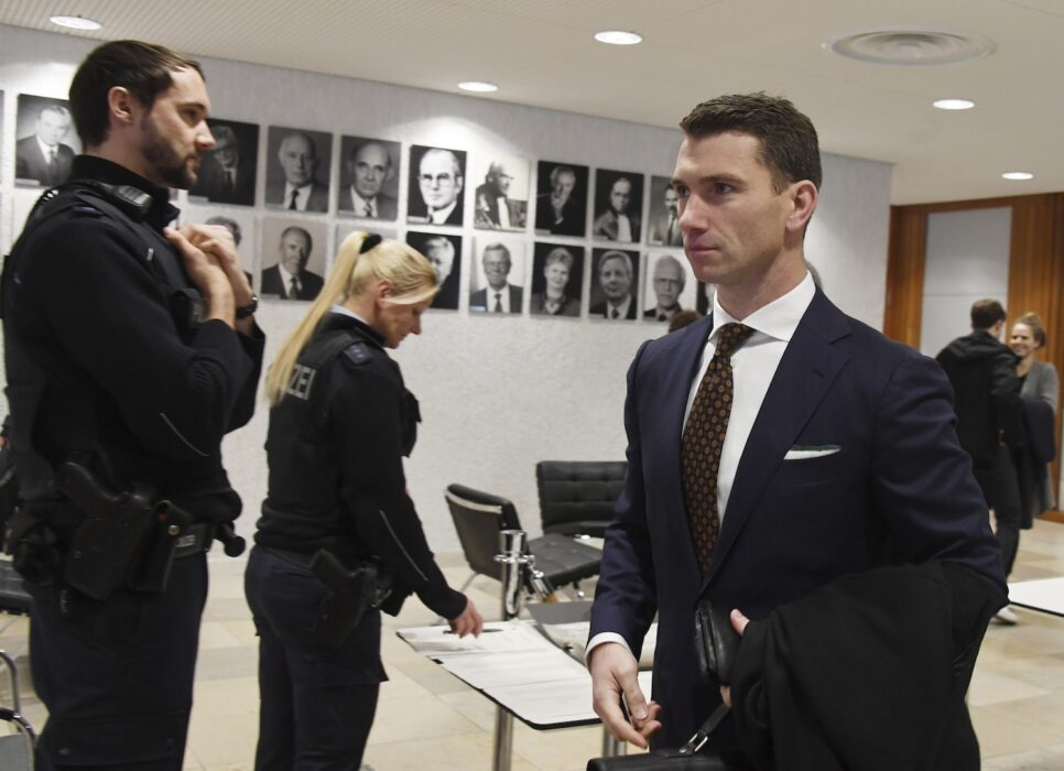 Die Heimats partiledare Frank Franz, här vid en tidigare förhandling i författningsdomstolen i Karlsruhe där den beslutade att inte förbjuda partiet, som då ännu hette NPD.