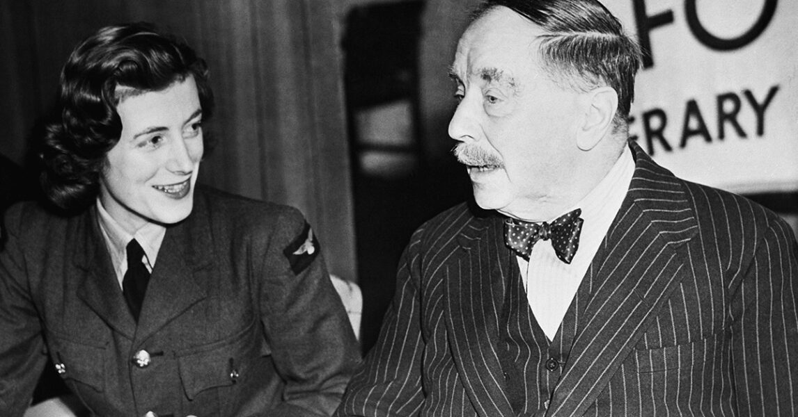 Författaren H G Wells samtalar med Sarah Churchill, dotter till Winston Churchill, vid en jubileumslunch på Grosvenor house i London 1946.