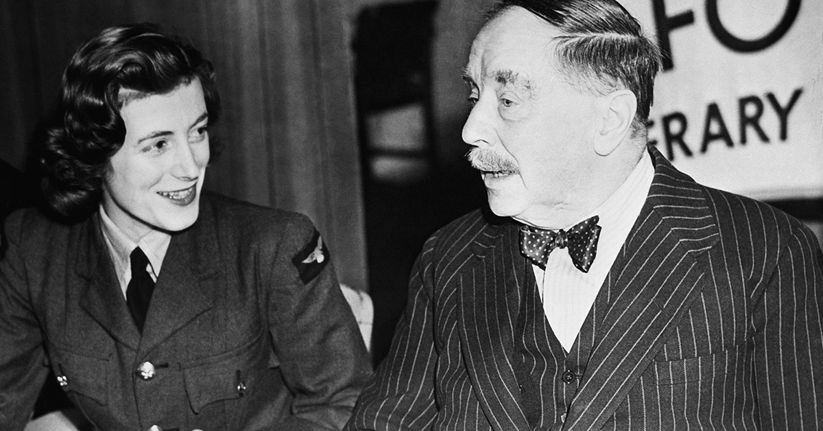 Författaren H G Wells samtalar med Sarah Churchill, dotter till Winston Churchill, vid en jubileumslunch på Grosvenor house i London 1946.