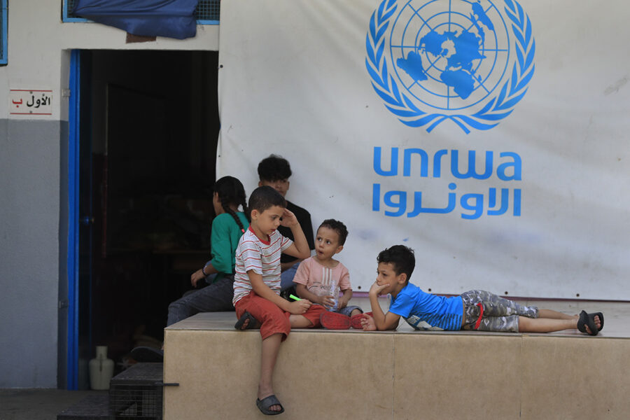 Palestinska barn utanför en av Unrwas skolor i ett flyktingläger i Libanon.