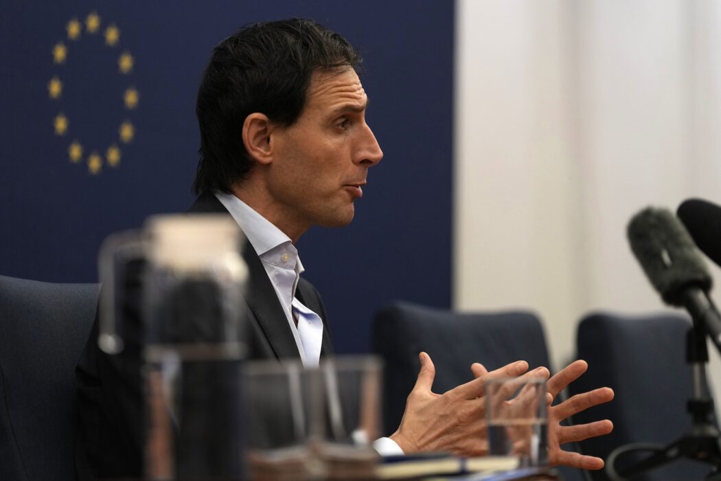EU:s klimatkommissionär Wopke Hoekstra menar att målet ska ses som ett tydligt budskap till resten av världen.
