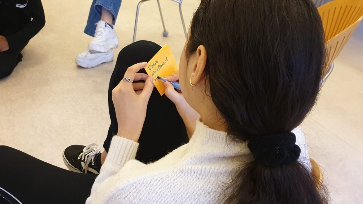 Utöver nyanlända flickors vittnesmål i den nya Fathima-rapporten är det en bred arsenal av krav som riktas till regering, kommuner, organisationer, föreningar och skolan.