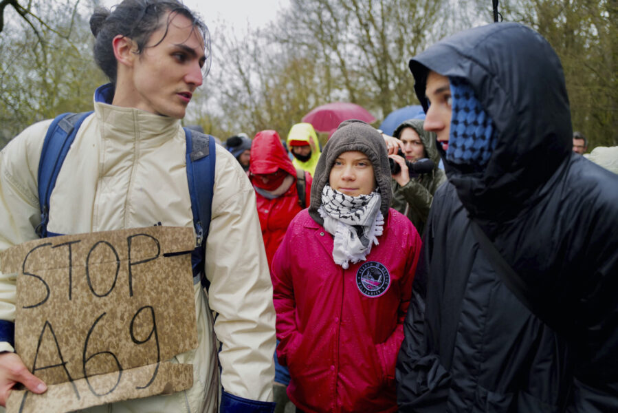 Klimataktivisten Greta Thunberg protesterar mot en ny motorväg i Frankrike.