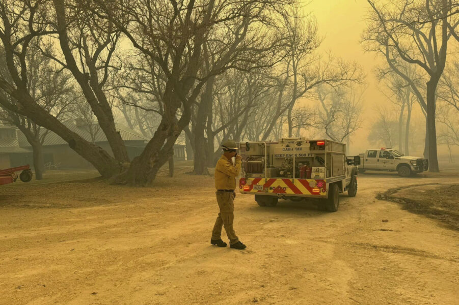 Flera små samhällen har evakuerats på grund av skogsbränder i norra Texas, USA.