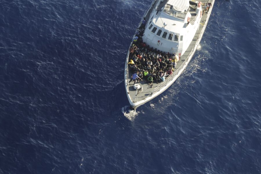 Ett libyskt kustbevakningsfartyg med migranter ombord.
