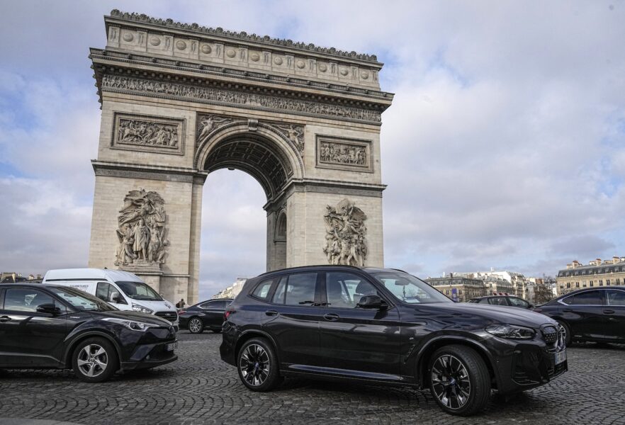 18 Euro kommer en timmas parkering kosta för en SUV inne i centrala Paris när beslutet börjar gälla.