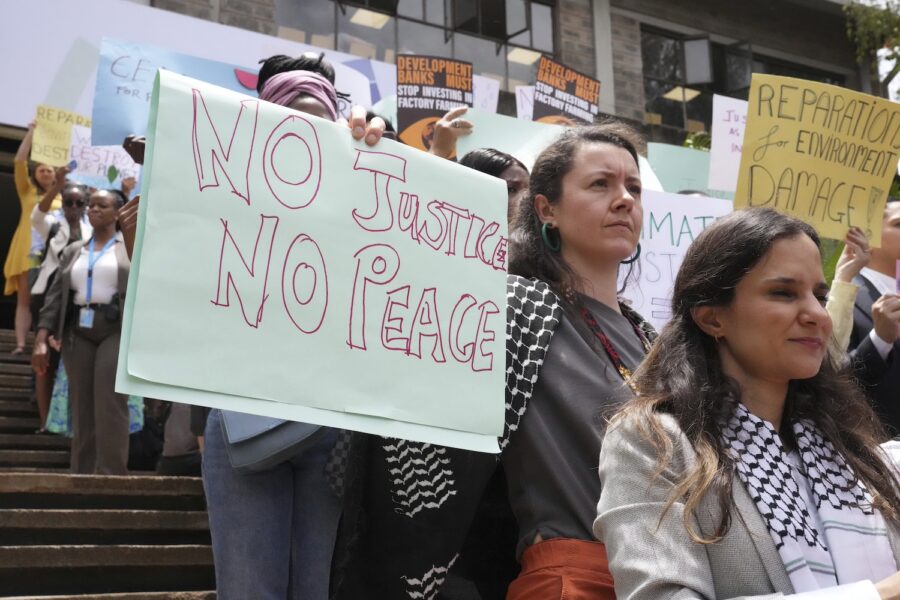 Aktivister protesterar mot krog och miljöföroreningar under UNEA6 i Nairobi.