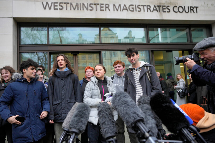 Greta Thunberg frias i rätten i London, rapporterar flera medier.