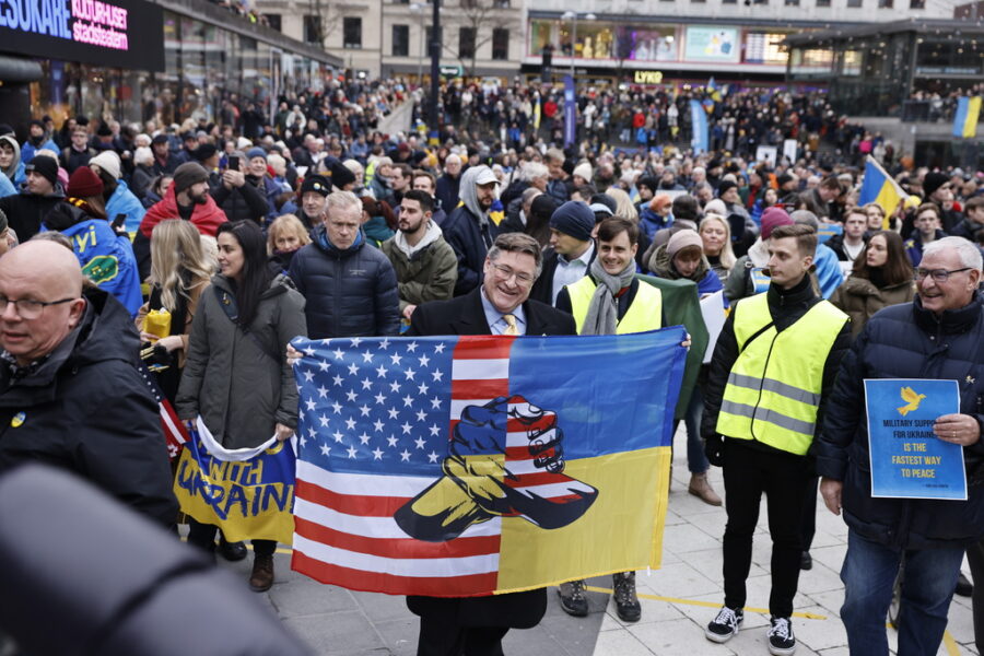 Erik Ramanathan, USA:s ambassadör i Sverige, under manifestationen på Sergels torg.