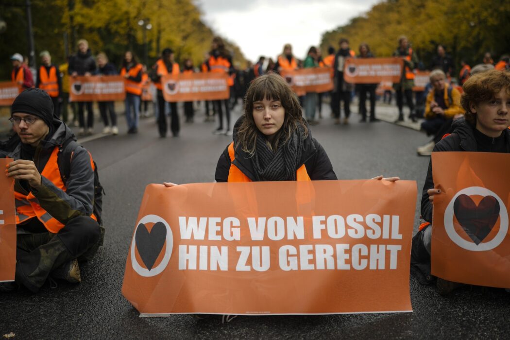 Vägblockader som denna i centrala Berlin i oktober kommer det att bli slut med enligt tyska nätverket "Sista generationen".