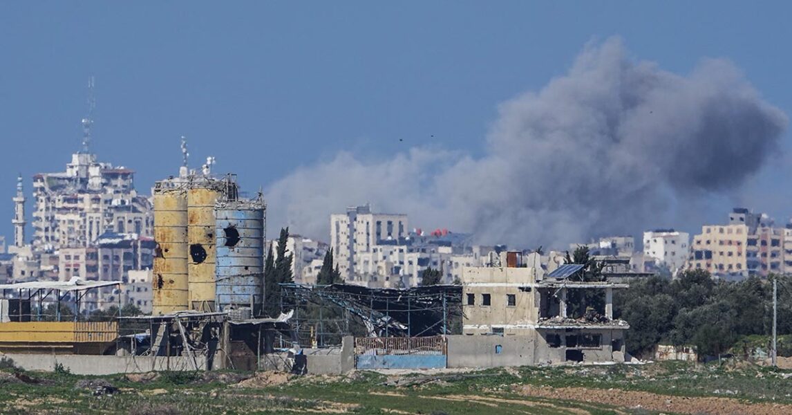 Röken stiger efter ett israeliskt bombanfall på Gazaremsan den 6 februari.