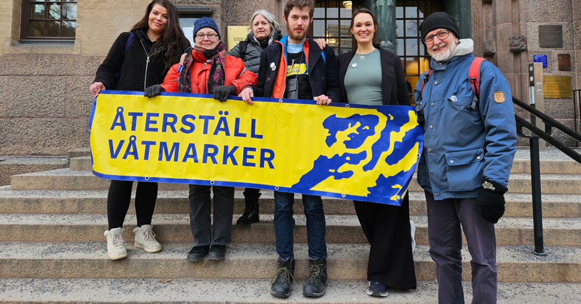 Tina Kronberg Berggren (näst längst till höger) tillsammans med andra som var där som stöd vid rättegången den 8 februari.