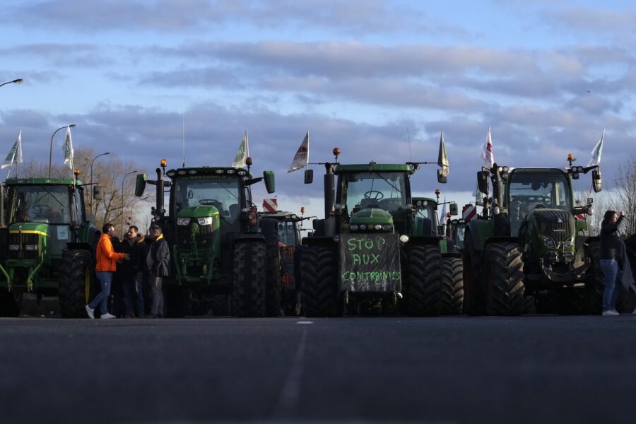 Franska bönder har blockerat vägar i Frankrike i protest mot bland annat dåligt betalt och omfattande regleringar.