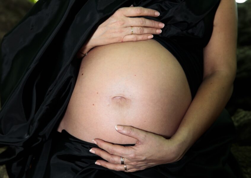 Att äta skivade vegopålägg som gravid är säkert, enligt Livsmedelsverket.