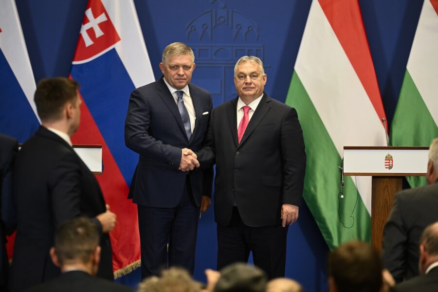 Två representanter för populistiska partier i Europa: Robert Fico (Smer, Slovakien) och Viktor Orbán (Fidesz, Ungern).