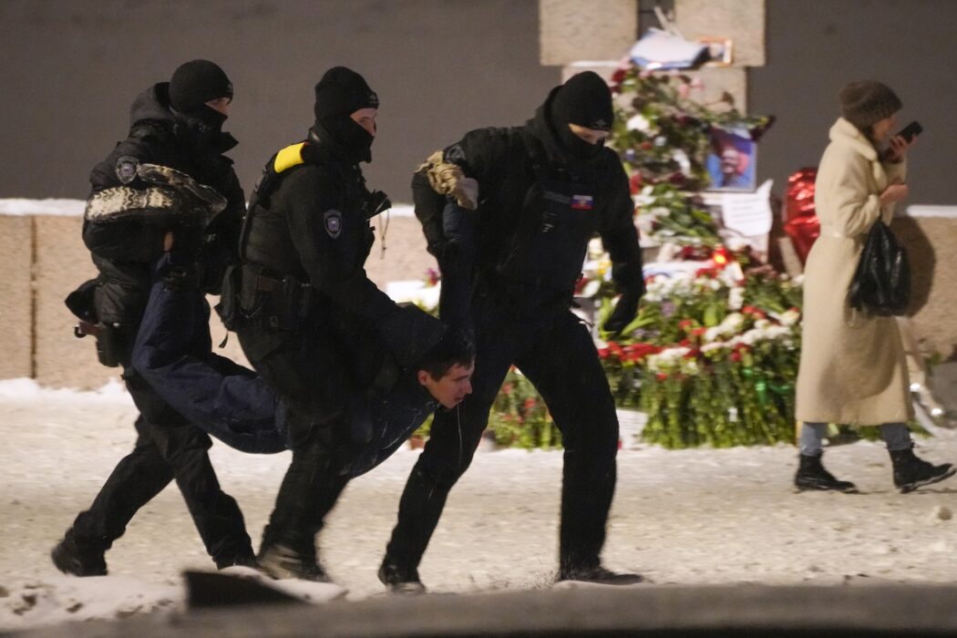 Polis för bort en man som lagt blommor vid en minnesplats för Aleksej Navalnyj i S:t Petersburg.