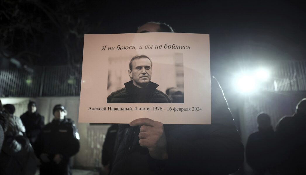 En demonstrant utanför Rysslands ambassad i Bulgariens huvudstad Sofia håller en skyllt med ett citat från Aleksej Navalnyj: "Jag är inte rädd, var inte rädda ni heller".