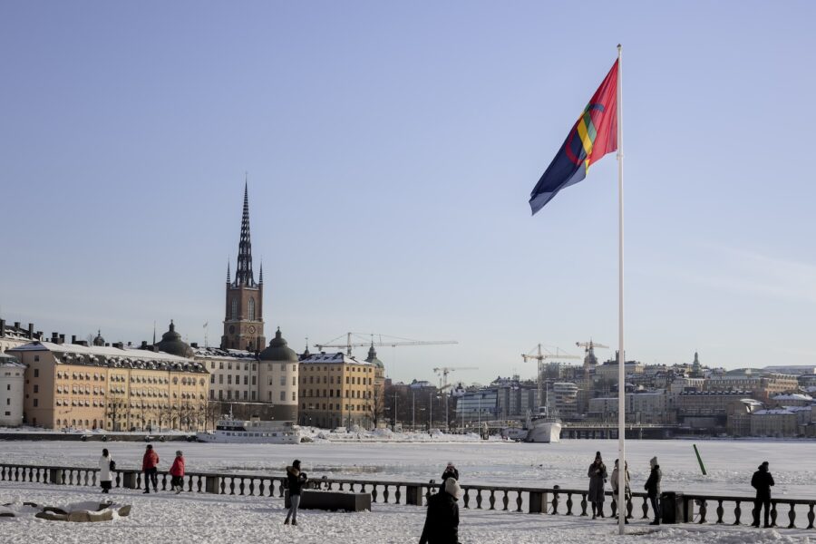 Den samiska flaggan vajar utanför stadshuset i Stockholm.