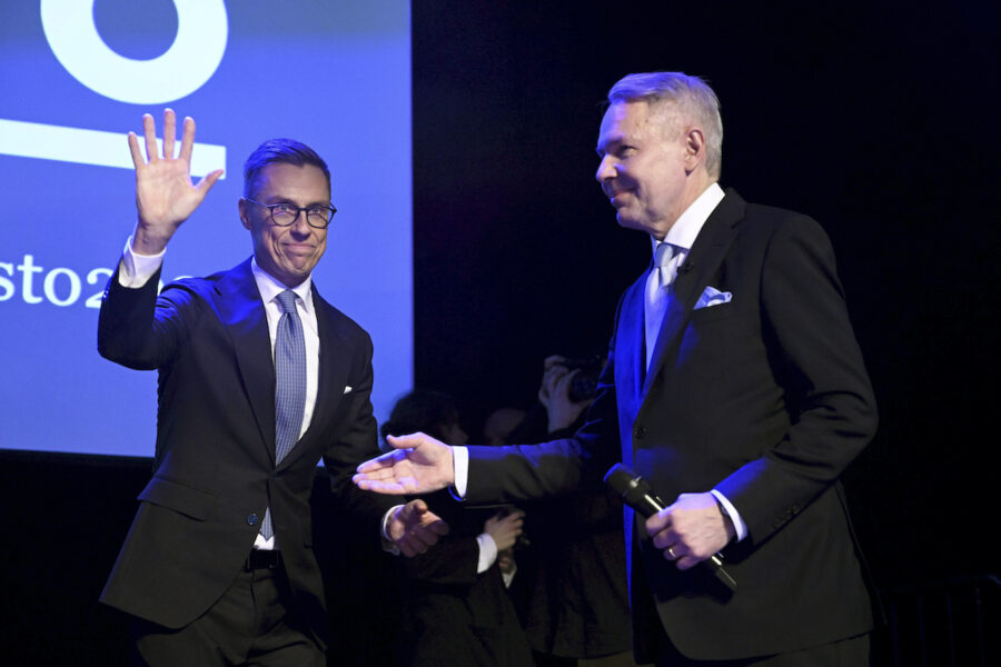 Alexander Stubb från Samlingspartiet (till vänster) blir president i Finland efter att ha besegrat Pekka Haavisto.