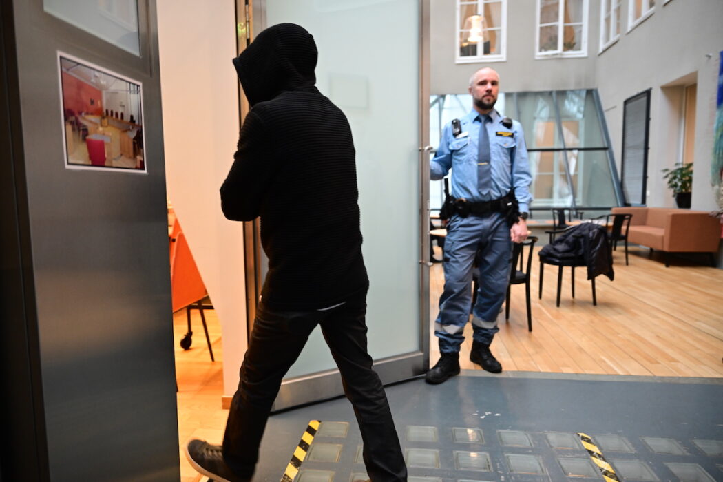 Den misstänkte mannen i snippamålet anländer till rättegången.