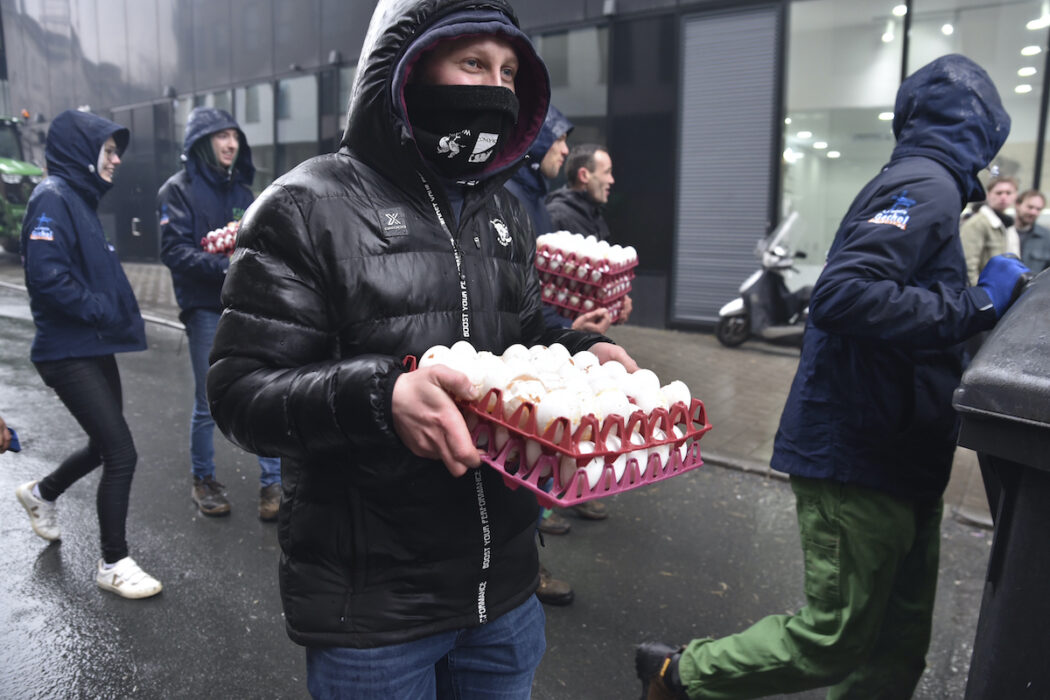Arga bönder, äggkastning och tusen traktorer mötte EU:s jordbruksministrar under måndagen i Bryssel där bondeprotesterna verkar kulminera.