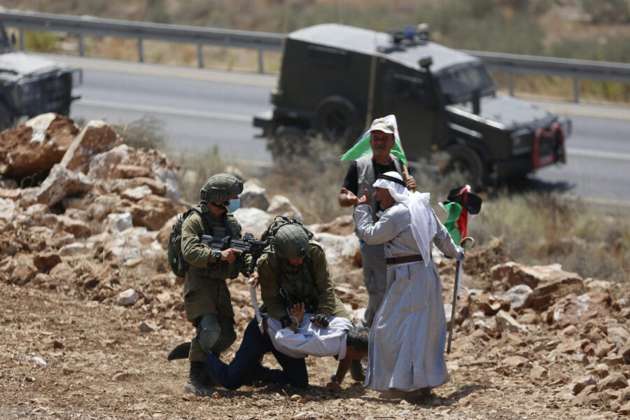Israeliska styrkor griper en demonstrant vid en protest mot en bosättning vid Tulkarm på Västbanken 2020.