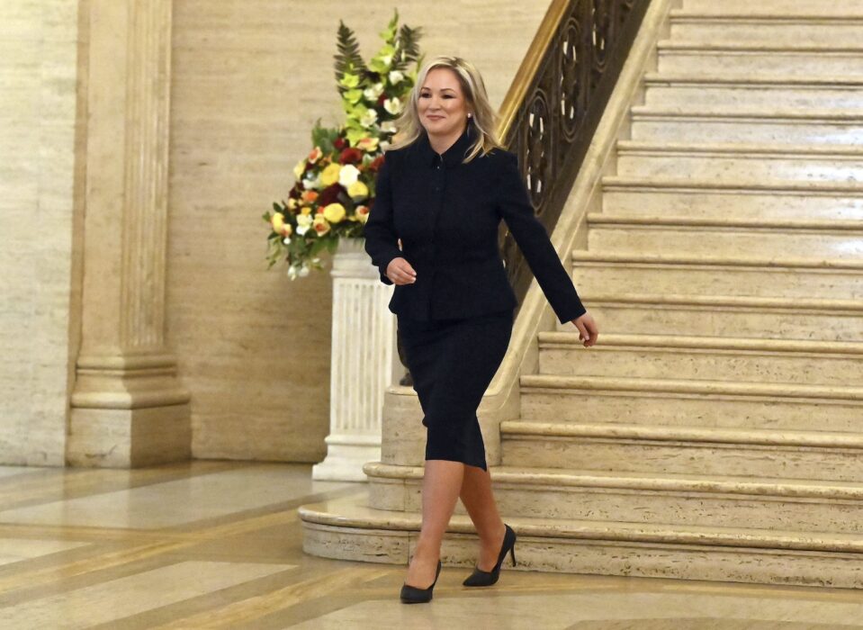 Nordirlands nya ledare, Sinn Féins biträdande partiledare Michelle O'Neill, inne i parlamentet.