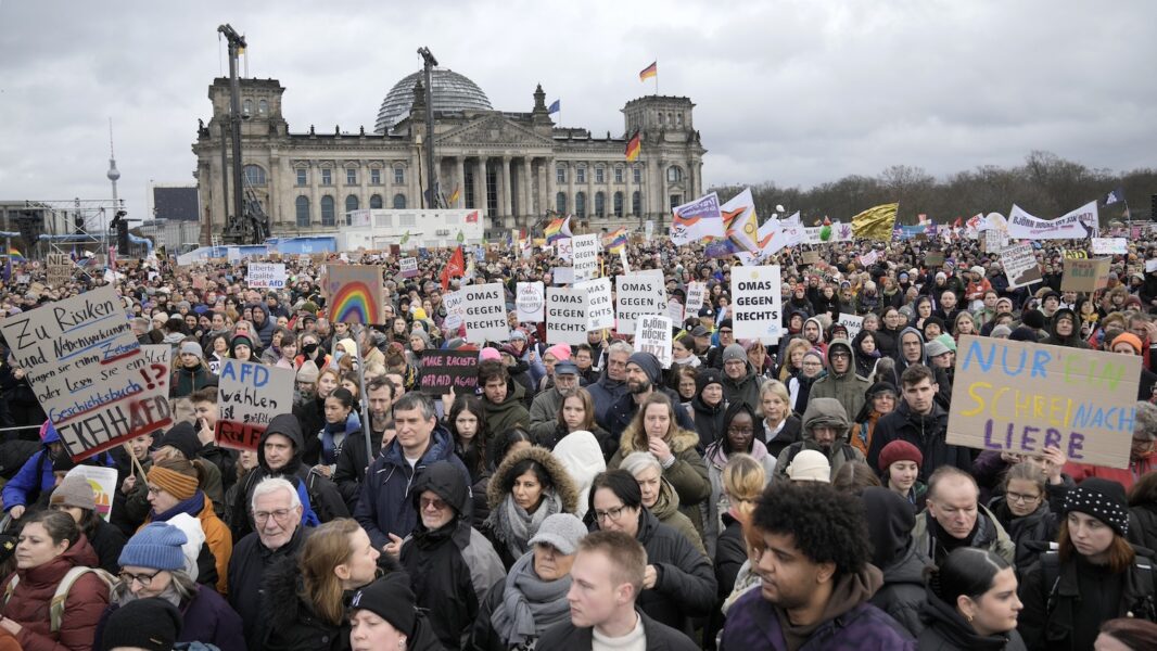 Demonstranterna samlades utanför parlamentet i Berlin.