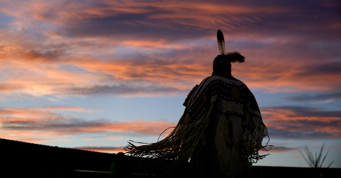 En kvinna dansar en traditionell dans under urbefolkningens dag i New Mexico i USA.
