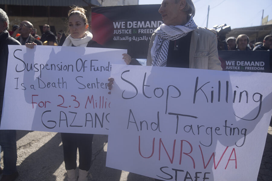 Protester mot pausad finansiering till Unrwa utanför organisationens kontor på Västbanken.