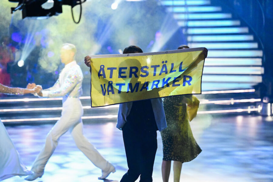 De tre aktivisterna tog sig in på dansgolvet under finalen av Let's dance.