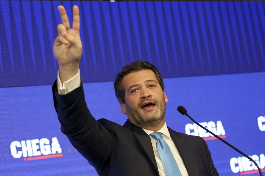 Andre Ventura, partiledare för ytterhögerpartiet Chega som går starkt framåt i valet i Portugal, fyrdubblar stödet och kan avgöra vilka som får bilda regering.