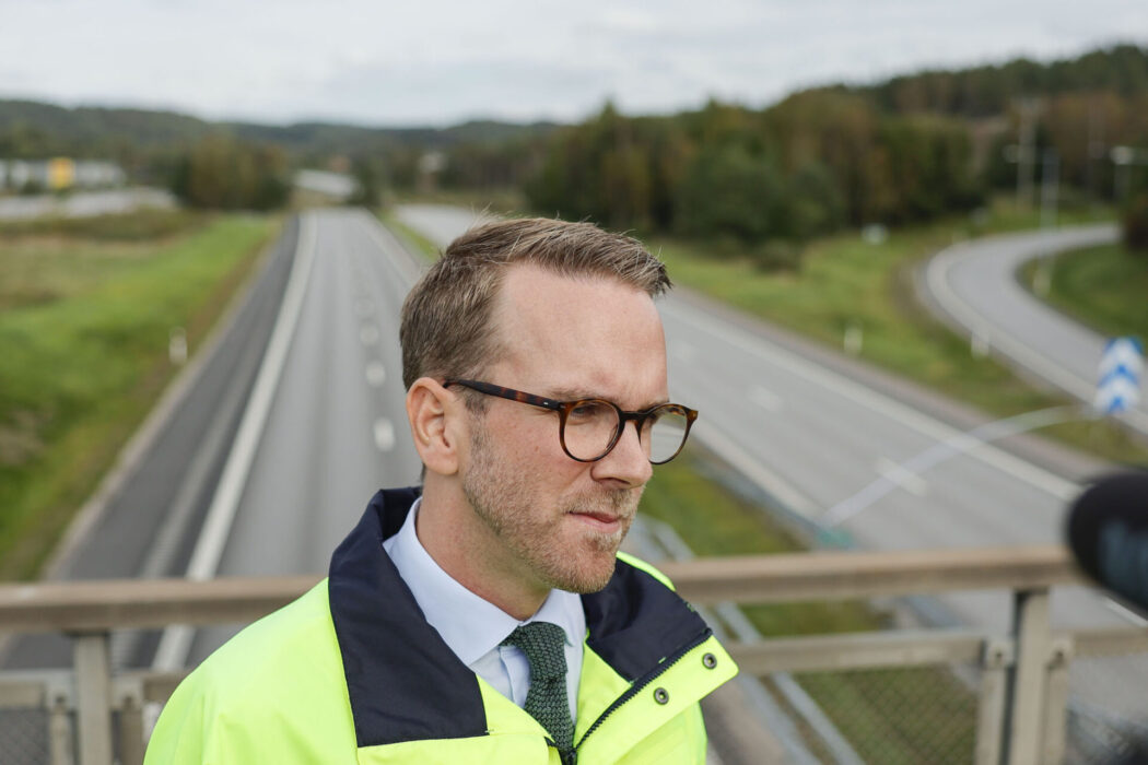 Infrastruktur- och bostadsminister Andreas Carlson (KD) säger att god infrastruktur bidrar till höjd försvarsförmåga.