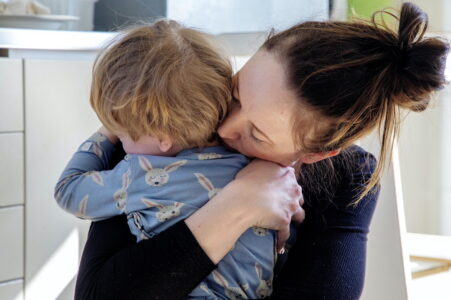 Mamma tröstar sitt barn.