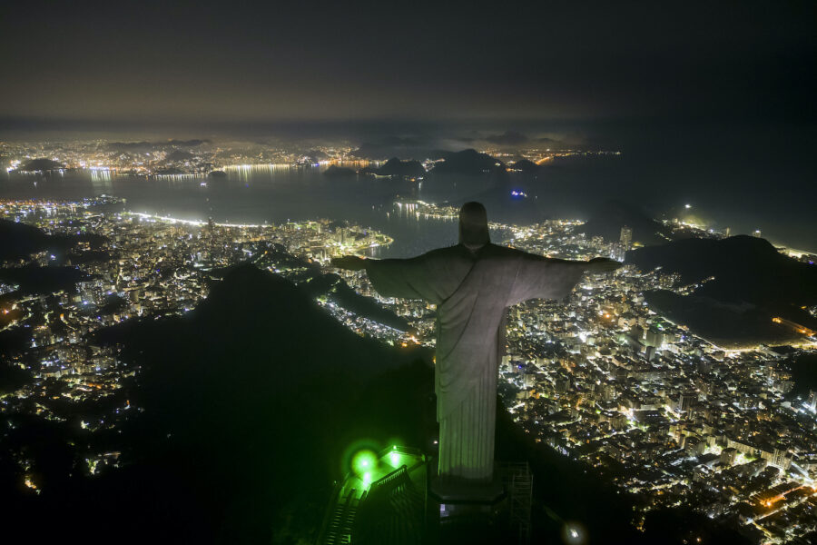 Förra året släcktes den enorma Jesusstatyn i Rio de Janeiro ned.
