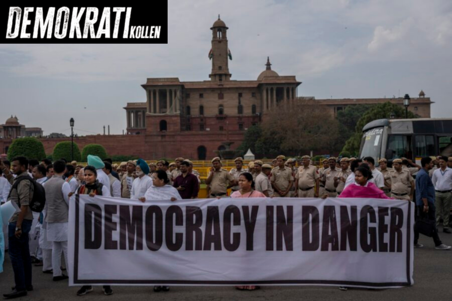 Oppositionspolitiker protesterar mot premiärminister Modis regering utanför indiens parlament i New Delhi.