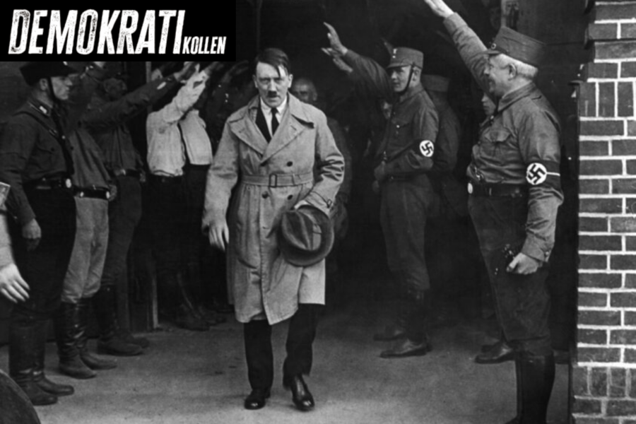 Adolf Hitler framför nazisternas högkvarter i München.