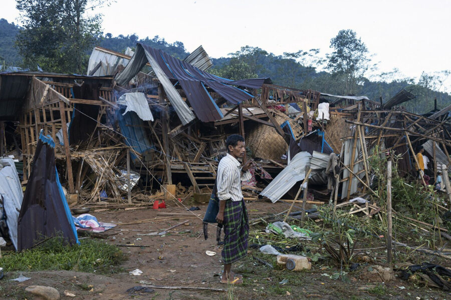 En man tittar på de hem som förstörts efter luft- och artilleriangrepp i ett flyktingläger i Laiza, Myanmar den 10 oktober 2023.