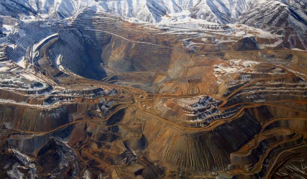 Kennecotts Bingham Canyon-gruva i Utah/USA är den största konstgjorda utgrävningen i världen och kan ses med blotta ögat från en rymdfärja i omloppsbana.