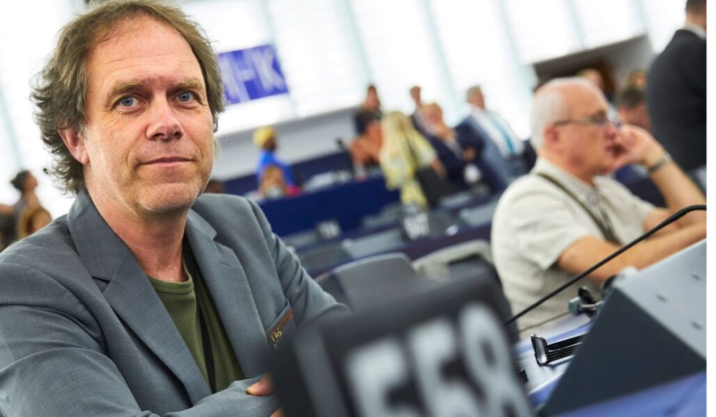 – Det ska inte gåt att köpa sig fri från klimatansvar, säger Pär Holmgren (MP) efter en omröstning i EU-parlamentet idag.