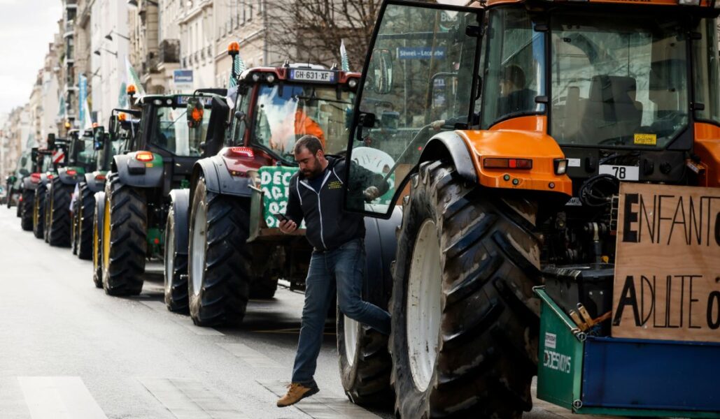 Den senaste tiden har protester brutit ut mot EU:s regler för jordbruket - något som EU-kommissionen bemött med att lätta på beslutade miljökrav.